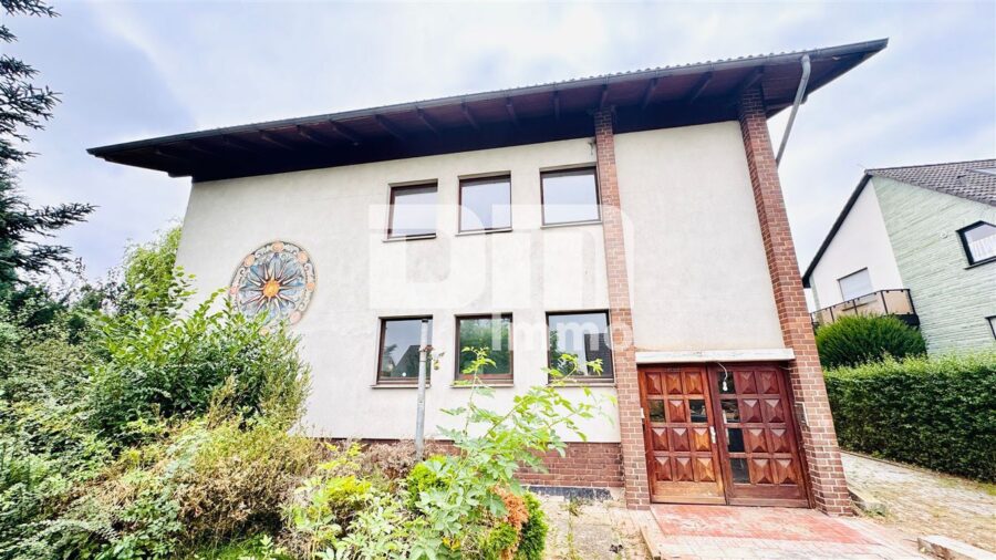 (R)eserviert!Geräumiges 1 bis 2 Familienhaus mit gigantischem Grundstück und Doppelgarage - Frontansicht Titel